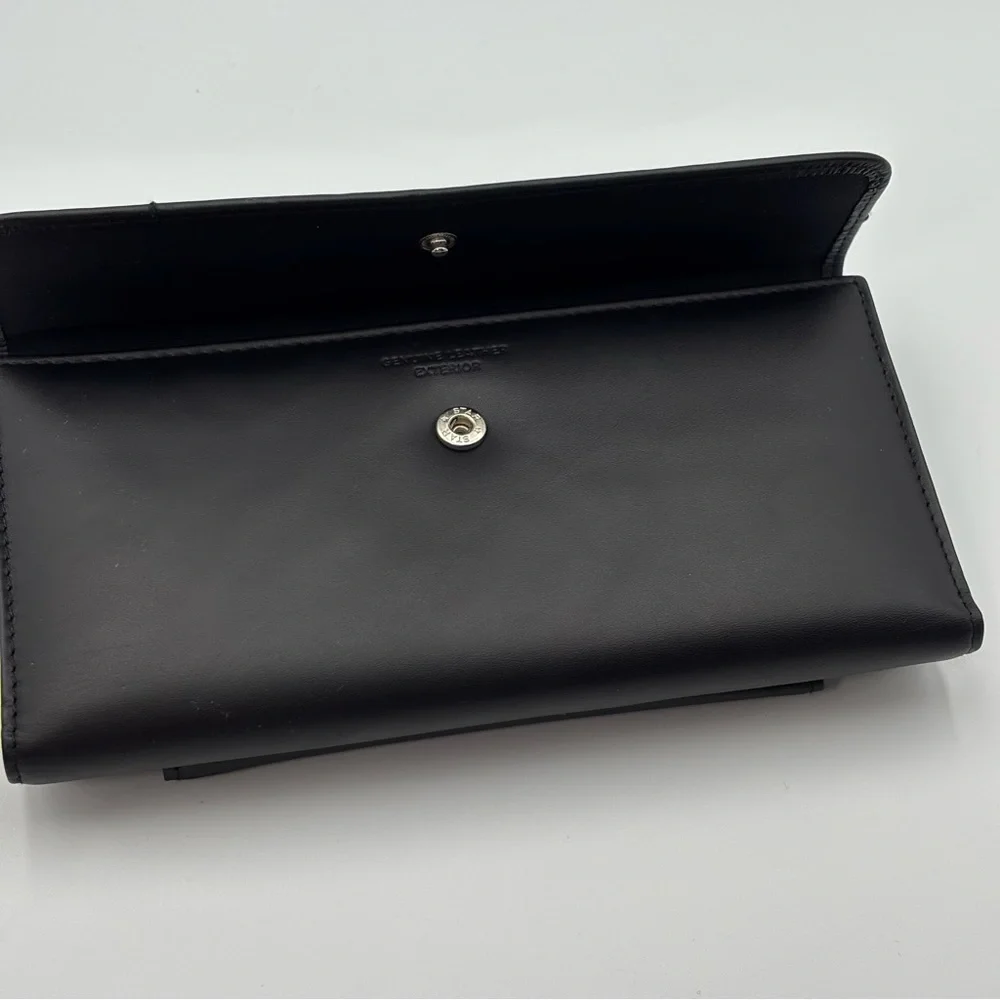 Buxton sleek black